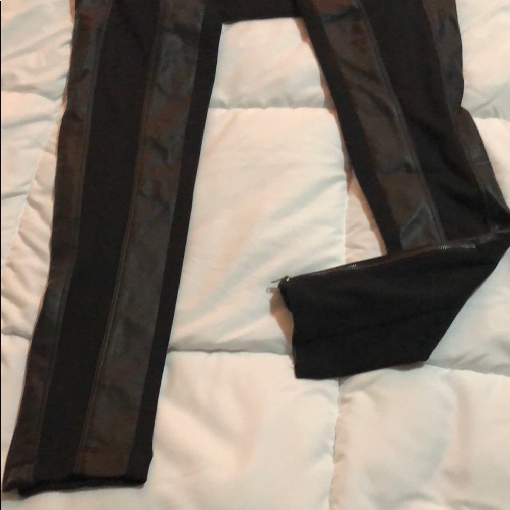 Leggings with leather detail